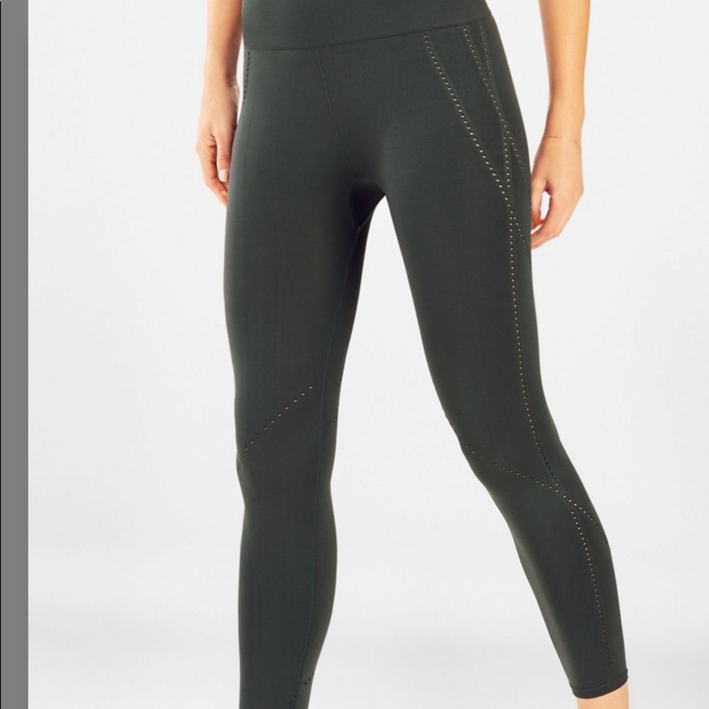 NWOT Fabletics High Waisted Seamless Dot Capri
